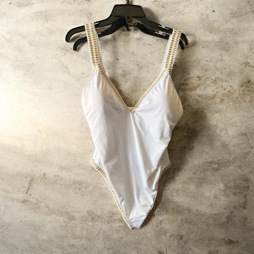 Gibson Latimer White One-Piece with gold trim Detail